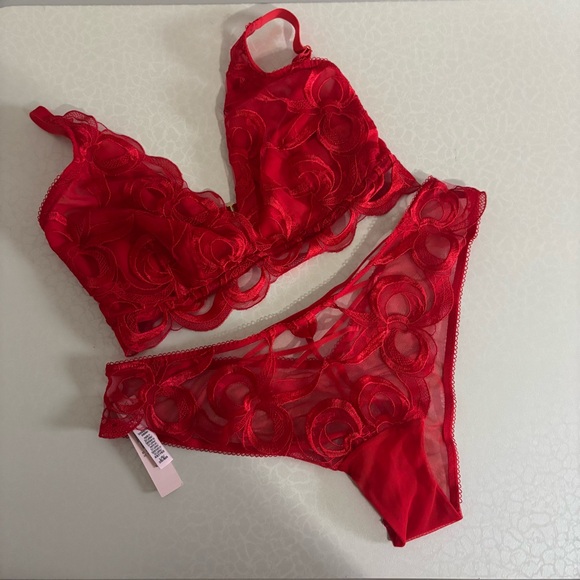 Victoria's Secret Red Floral Lace Bra and Panty Set - Picture 1 of 7